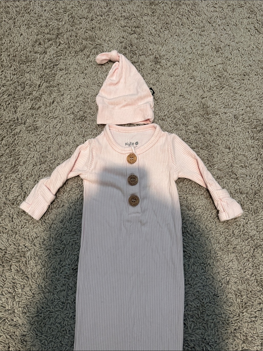 Kyte BABY Light Pink Ribbed One-Piece Gown with Knot Hat